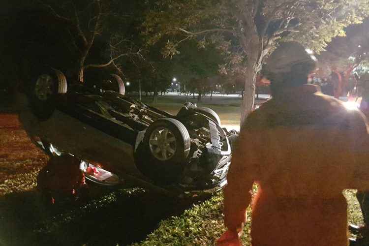 No Parque da Cidade, um motorista bateu em um poste e capotou em seguida