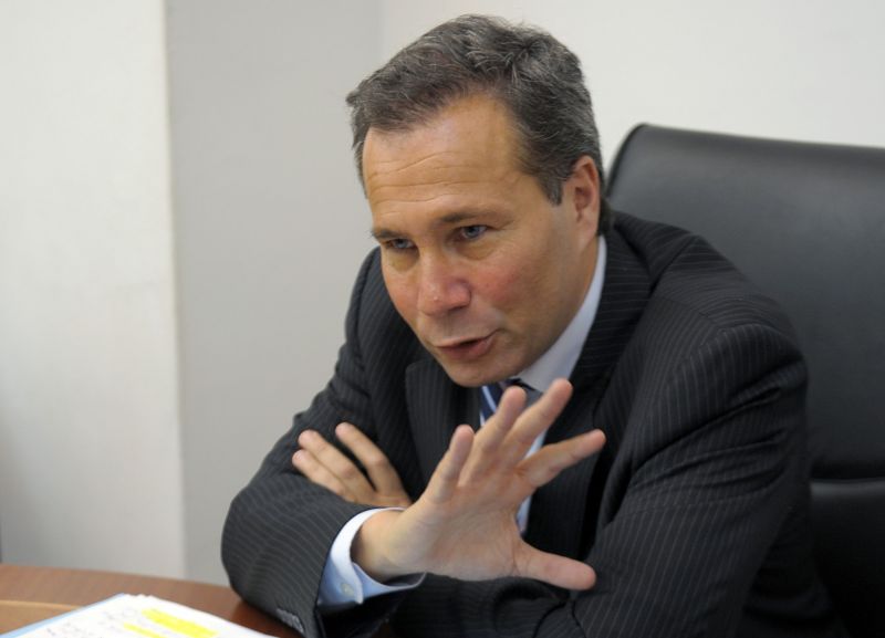 O procurador Nisman, que investigou por uma década o atentado ao centro judaico AMIA que deixou 85 mortos e 300 feridos em Buenos Aires em 1994, foi encontrado morto em 18 de janeiro de 2015