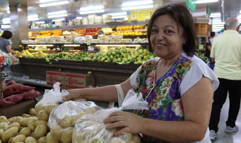 A aposentada Maria de Fátima reclamou dos preços do quilo da batata e da cebola: 