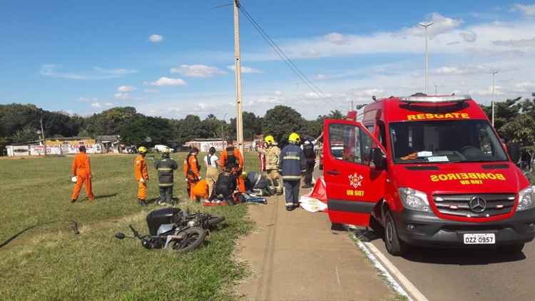 Bombeiros realizam atendimento a vítima em acidente no Setor Veredas, em Brazlândia