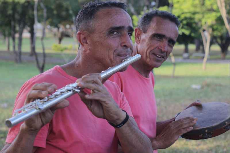 Os irmãos encaram o preconceito para mostrar a sua arte de música e literatura, repentes e cordéis