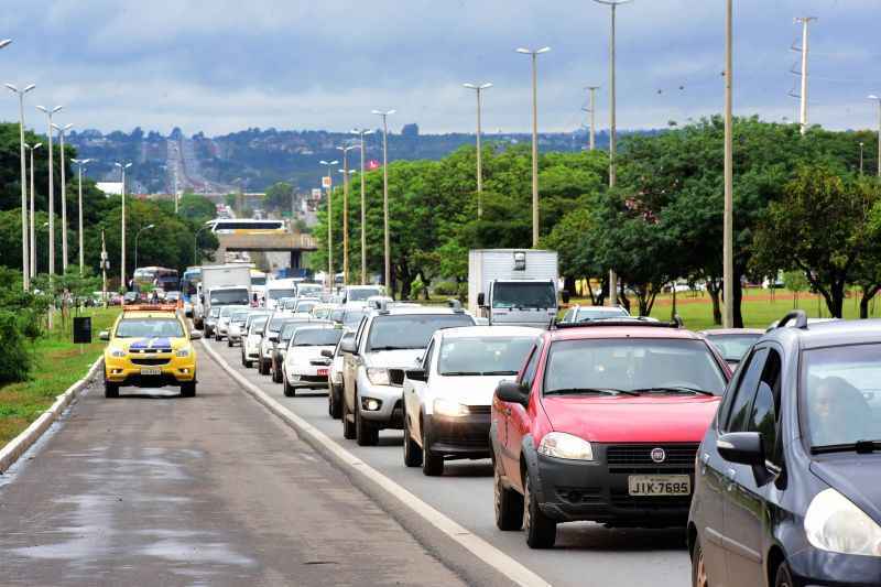 Engarrafamento causado por acidente de transito com vitima onde um motociclista morreu no local