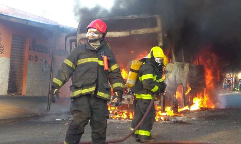 Bombeiros combatem incêndio criminoso a coletivo no Bairro Jardim Primavera, em Uberaba