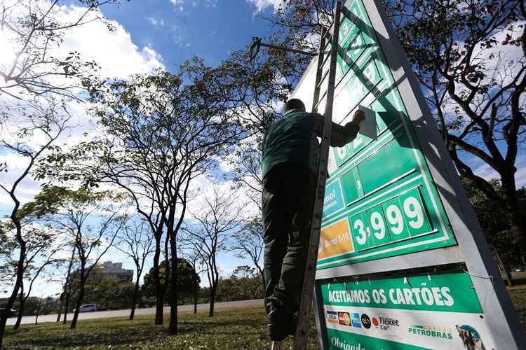 Postos do DF começam a ajustar os preços do diesel com a redução de R$ 0,46