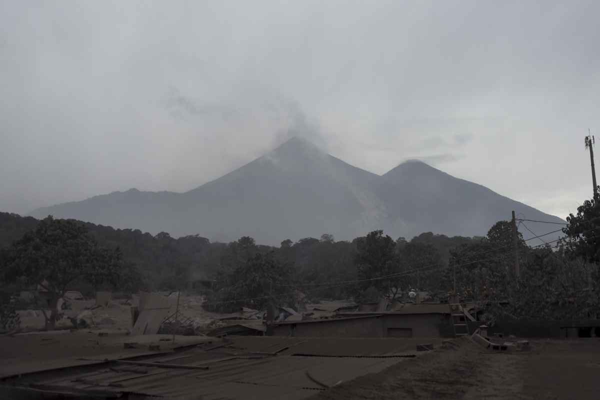 A erupção acabou após 16 horas e meia de atividade, mas existe a probabilidade de uma retomada, afirmou o Instituto de Vulcanologia, que recomendou medidas de precaução