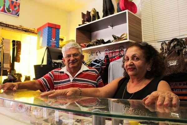 Irmãos abriram brechó na Asa Norte há 36 anos. Segredos para permanecer no ramo por tanto tempo são união e confiança um no outro, dedicação para buscar peças usadas diferenciadas e atendimento caloroso