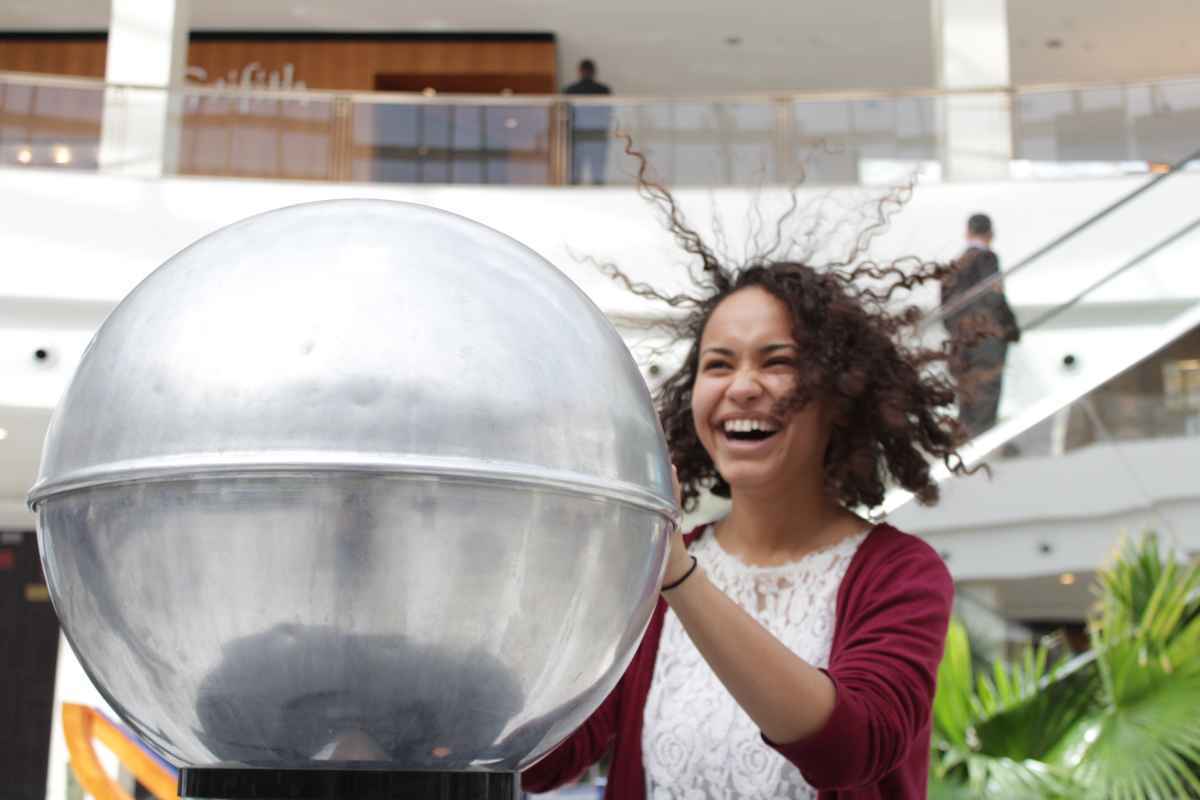 Jovem se diverte durante a exposição