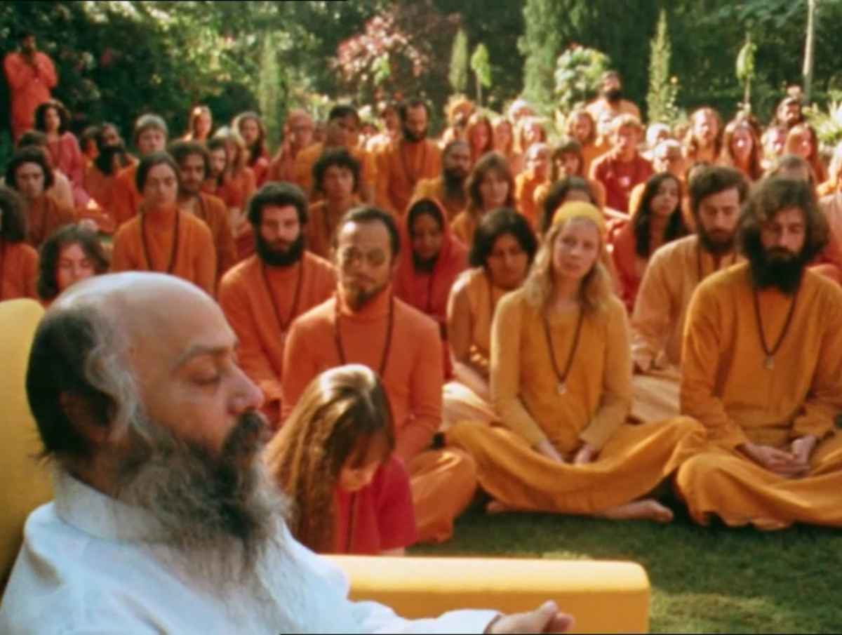 Osho e seus seguidores causaram uma série de controvérsias e originaram a série 'Wild wild country', da Netflix