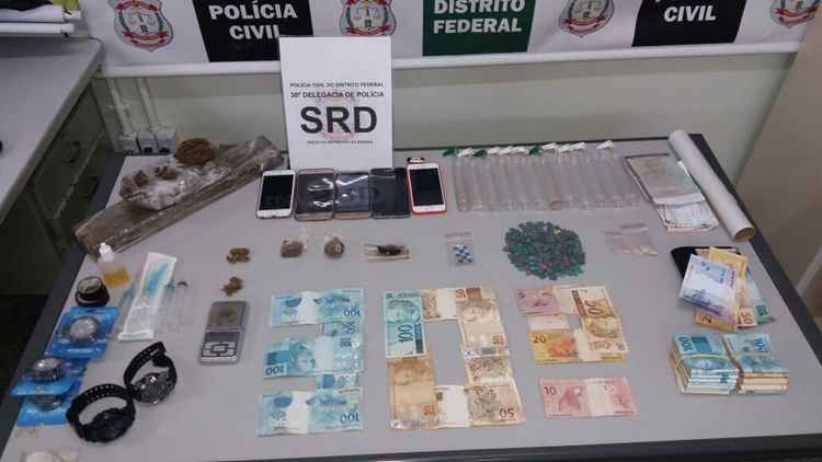 O grupo agia há, pelo menos um ano. A polícia apreendeu drogas, uma espingarda, R$ 14 mil em espécie e um carro