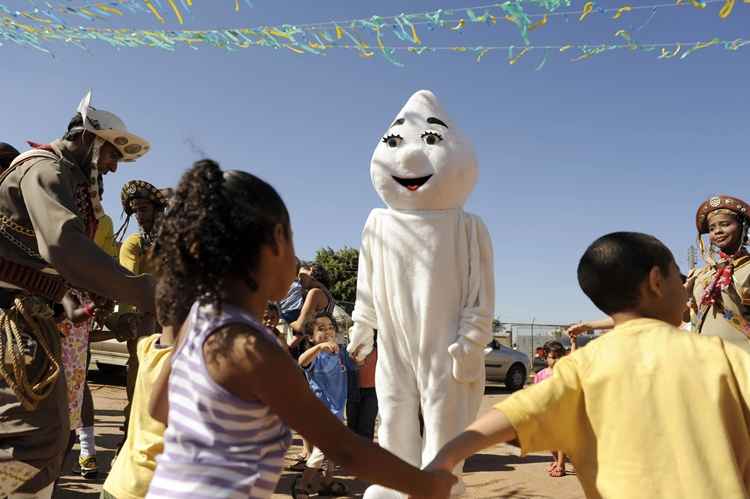 Todas as crianças menores de 5 anos de idade devem ser imunizadas conforme esquema de rotina e em campanha nacional