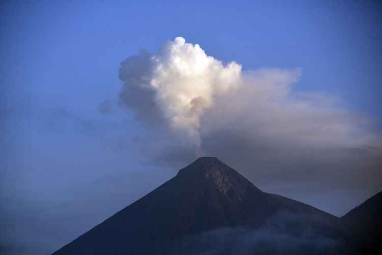 Os vulcões de Fogo e Pacaya estão a cerca de 35 km da capital guatemalteca, enquanto Santiaguito está cerca de 117 km ao oeste