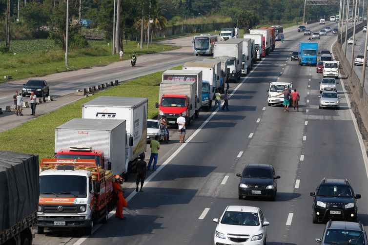 Paralisação dos caminhoneiros na Rodovia Presidente Dutra, no Rio de Janeiro