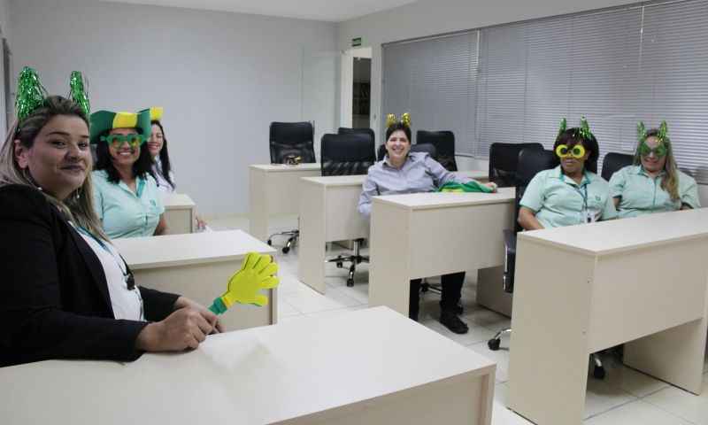 Na Faculdade Instituto de Pesquisa e Ensino Médico, quando a Seleção entrar em campo, todos vão sentar em frente à TV e aproveitar o momento para confraternizarem com festa regada à pipoca, guaraná, adereços e barulho