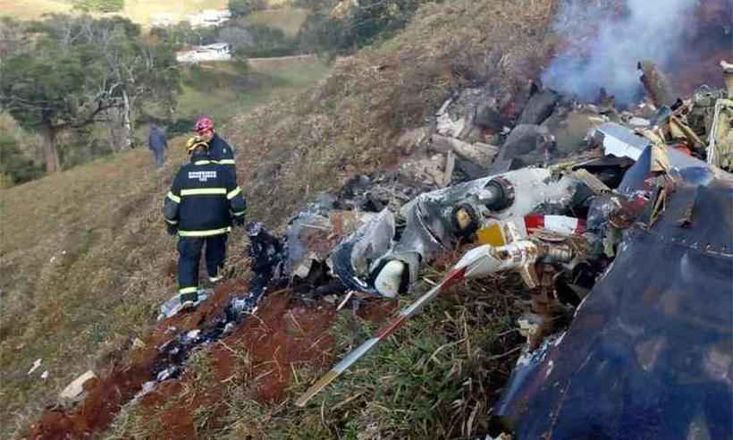 Equipes trabalharam na área dos destroços, mas não deram informações sobre ocupantes do aparelho