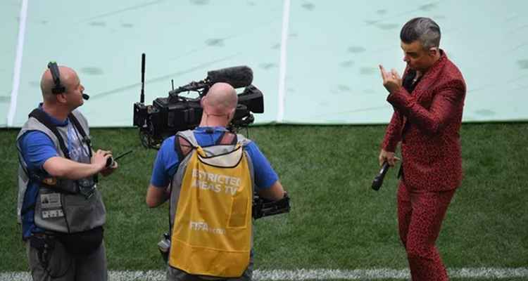 O cantor mostrou o dedo para uma câmera que o filmava durante o show de abertura da Copa