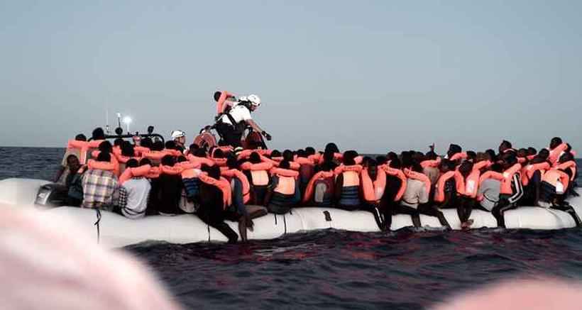 Barco cheio de pessoas com colete salva vidas