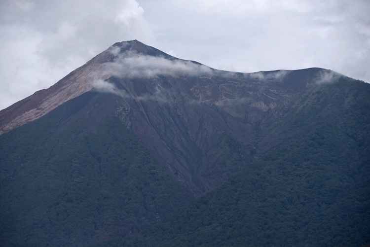 O vulcão de Fogo na Guatemala permanece ativo com sete explosões por hora, informou a defesa civil nesta segunda-feira (18/6)