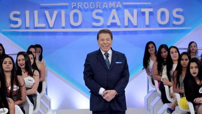 Silvio Santos alfineta a própria emissora durante seu programa dominical