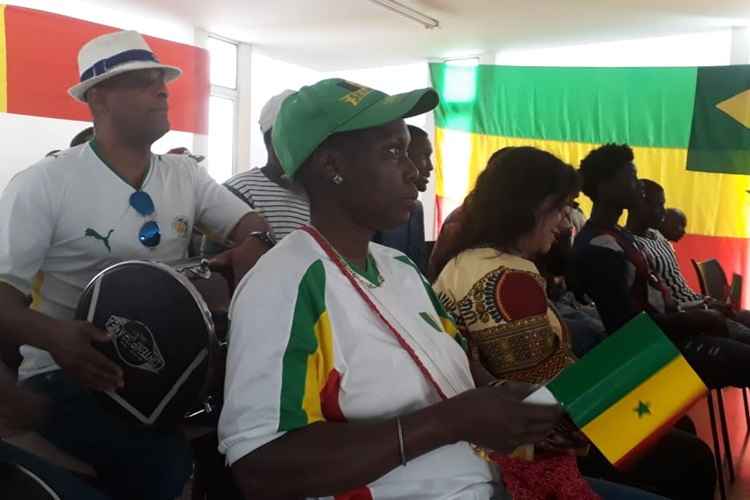 O clima no local lembrava estádio de futebol. Com instrumentos de percussão, os africanos tocaram e cantaram do início ao fim da partida