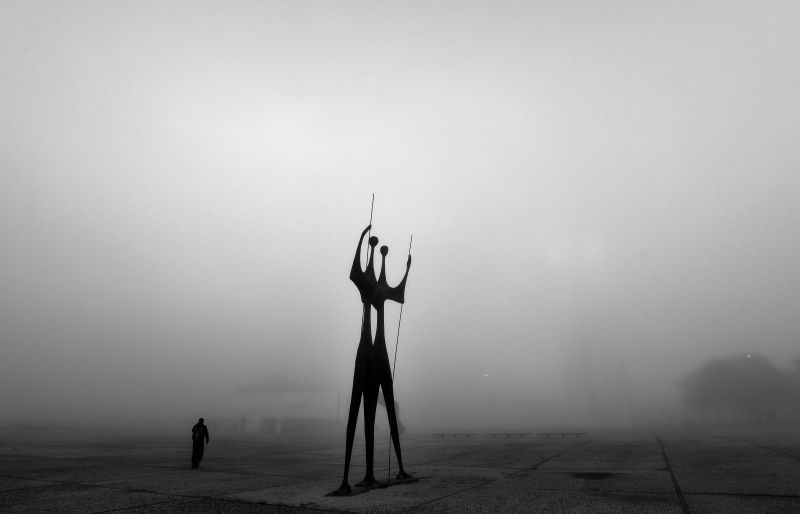 O céu deve permanecer de parcialmente nublado a claro