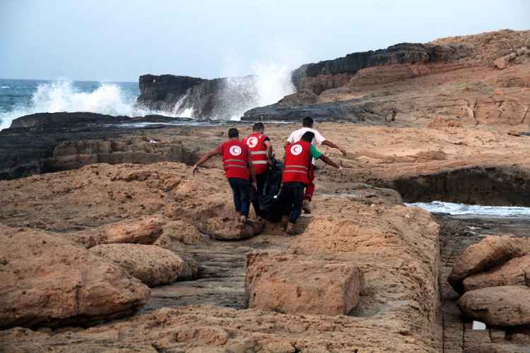 Os cinco cadáveres, assim como os coletes salva-vidas e os destroços de uma embarcação de madeira, foram localizados em uma praia da região de Werchefana, ao oeste de Trípoli