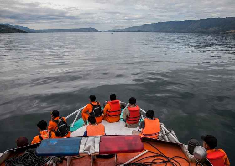 Equipe de resgate procura por desaparecidos no Lago Toba na província Sumatra Setentorial depois do naufrágio