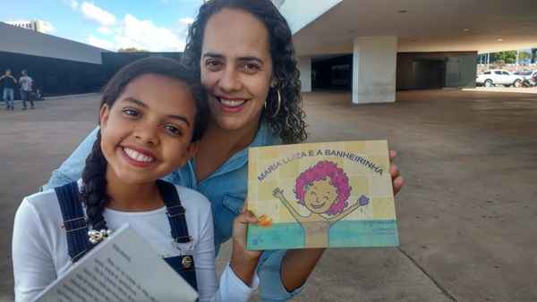 Maria Eduarda  e  Fernanda com o novo livro 