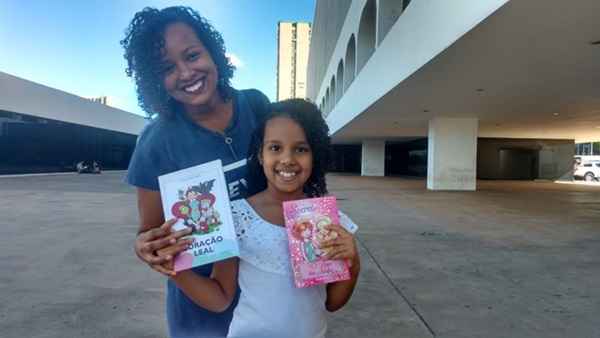 Ana Célia e Heloísa felizes pelos novos livros