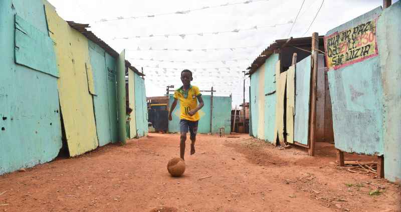 Leandro Galvão Castro, 9 anos, joga bola todos os dias, antes e depois de ir à escola. O Mundial da Rússia despertou o sonho de carregar no peito mais uma estrela na camisa da Seleção