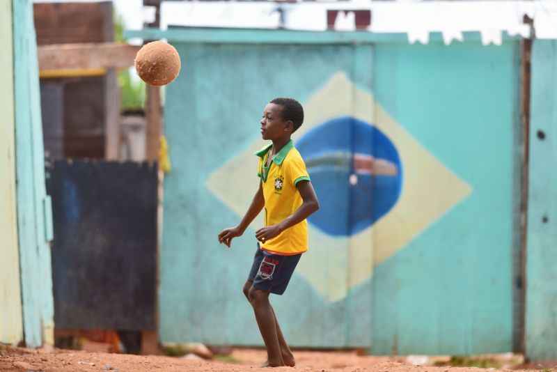 A paixão que se espalha por Brasília ecoa também nas ruas da região mais carente da cidade, o bairro de Santa Luzia, na Estrutural