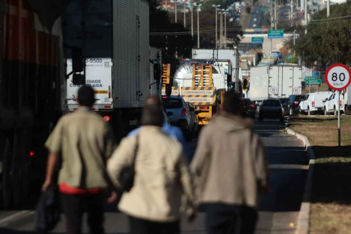 Acidente Epia Sul deixa trânsito congestionado e passageiros de ônibus descem e seguem a pé