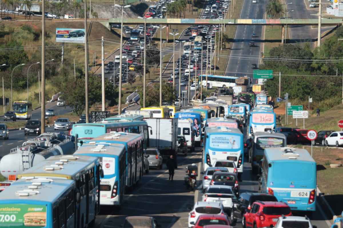 O ônibus envolvido no acidente ficou atravessado na via em acidente com caminhão na Epia Sul