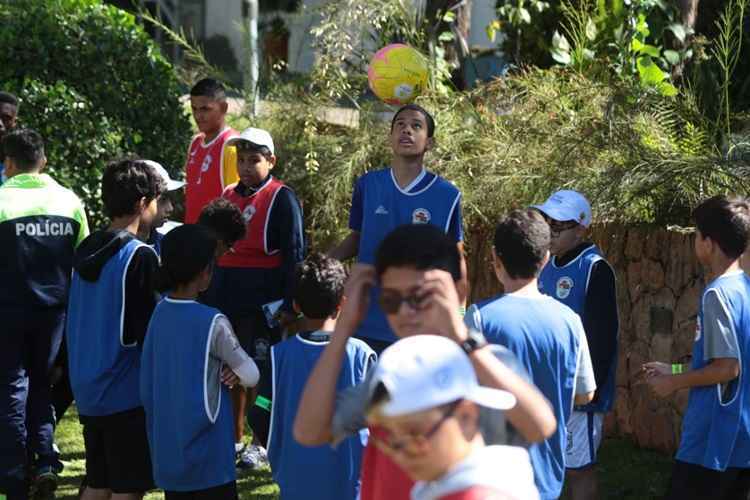 Vinte e sete alunos de um projeto social promovido pela Polícia Militar compareceram ao local para prestigiar a partida da seleção