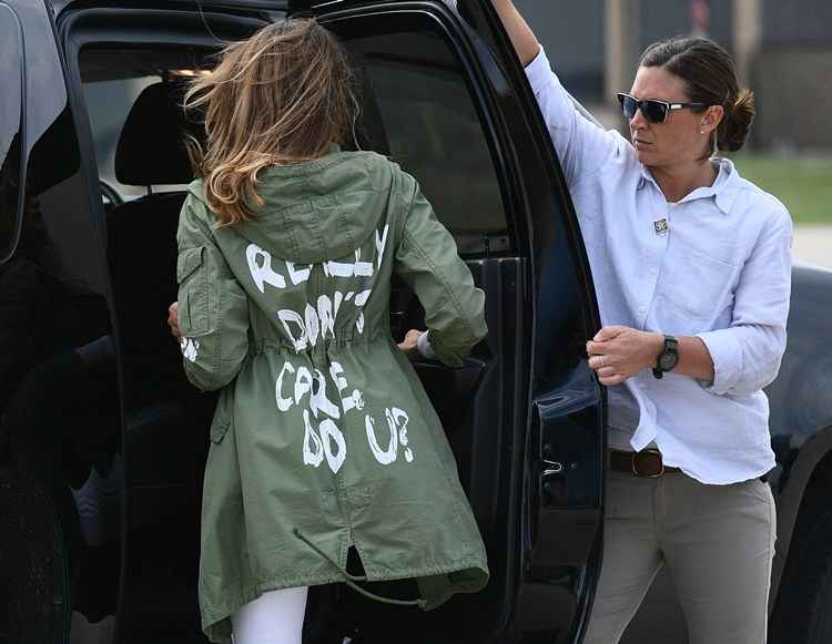 Jaqueta de Melania Trump rouba a cena durante visita a migrantes