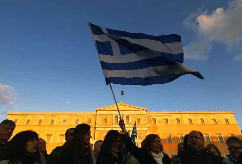 Manifestantes erguem bandeira da Grécia