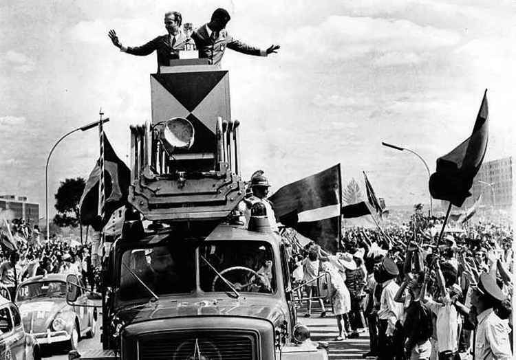 Aos 10 anos, o governador Rodrigo Rollemberg acompanhou com o pai o desfile do time campeão da Copa de 1970, na W3 Sul