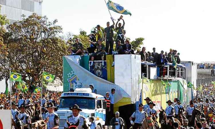 Mesmo os menos entusiasmados pelo futebol acabam se envolvendo com o clima dos torcedores. É comum as pessoas relembrarem dos torneios mundiais de futebol e associarem a algo por que passaram. O Correio ouviu algumas personalidades da capital para registrar as lembranças delas