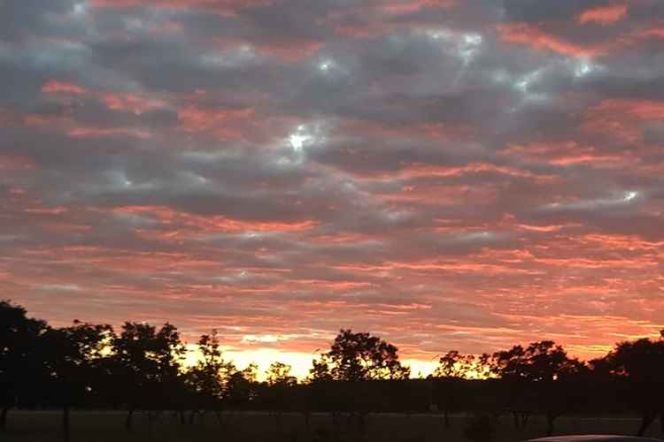 Céu de Brasília amanheceu com cor alaranjada nesta terça-feira