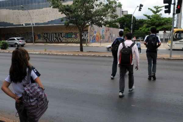 Em geral, alvos são alunos que chegam ao colégio a pé ou de ônibus