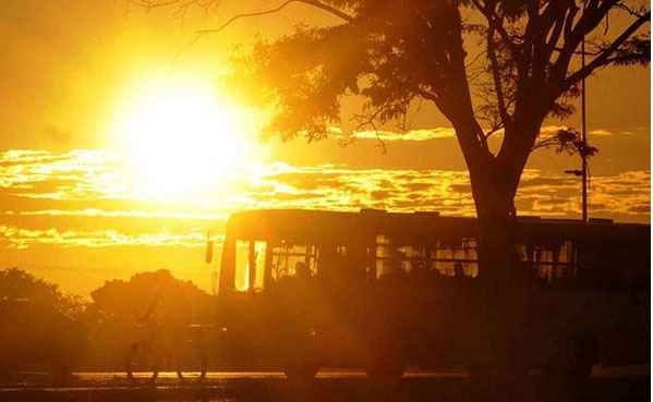 Imagem do sol e sombra de um ônibus