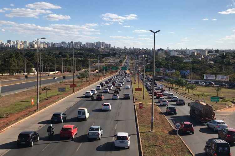 foto de cima do viaduto da EPTG mostra a via cheia de carros, engarrafados, no meio da tarde, enquanto a Seleção Brasileira masculina de Futebol joga na Rússia