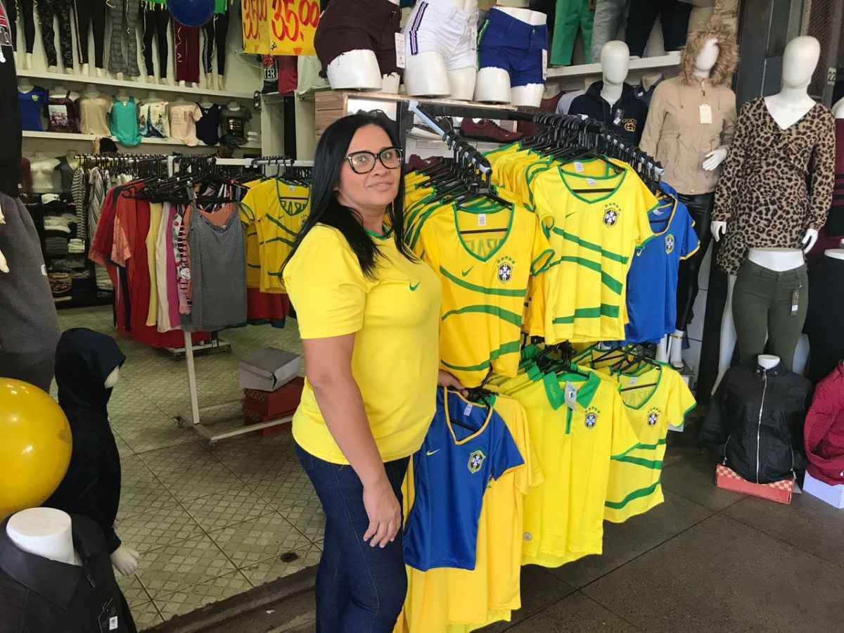 A vendedora Antonia Andrade comemora a alta das vendas em dias de jogos do Brasil