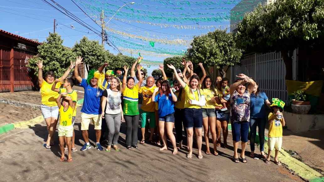 Torcedores assistem ao jogo do Brasil nas ruas de Ceilândia