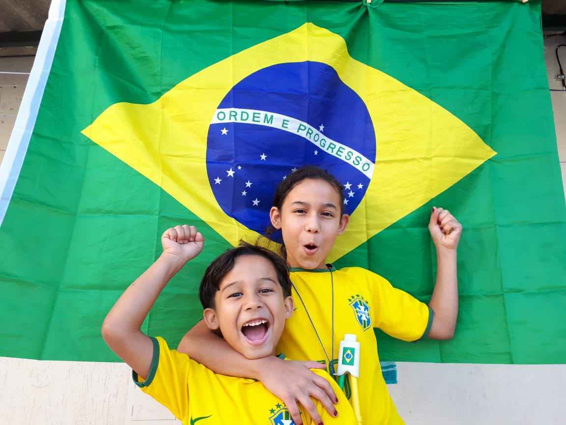 Os irmãos Manoel Andrade, 6, e Antônia Andrade, 9, celebraram a vitória do Brasil