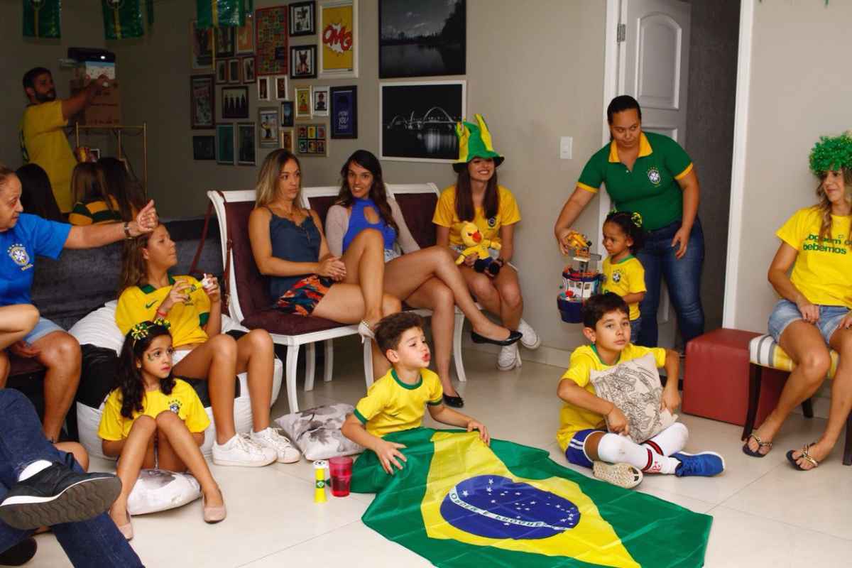 Torcedores assistem ao jogo do Brasil em casa