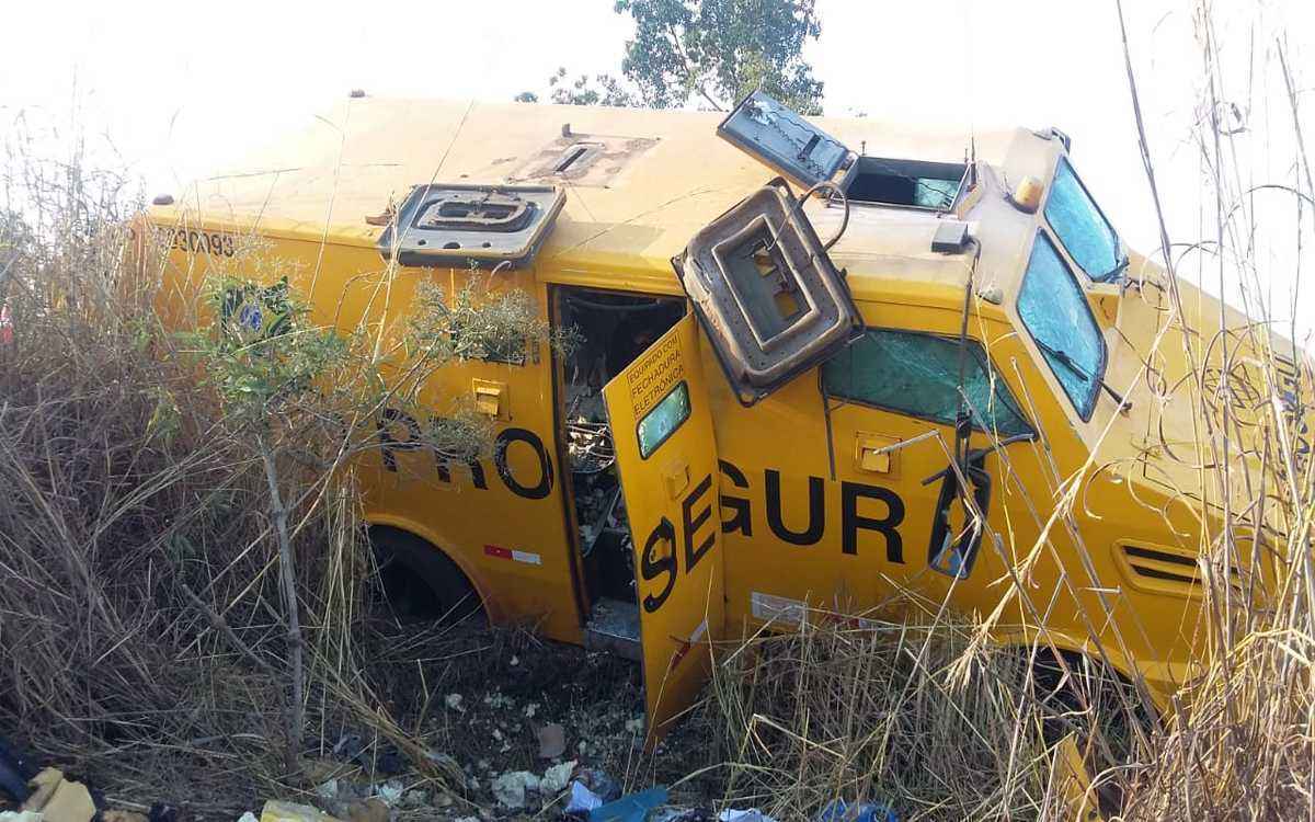 Depois de seguranças fugirem, o grupo explodiu o carro forte e roubou o dinheiro