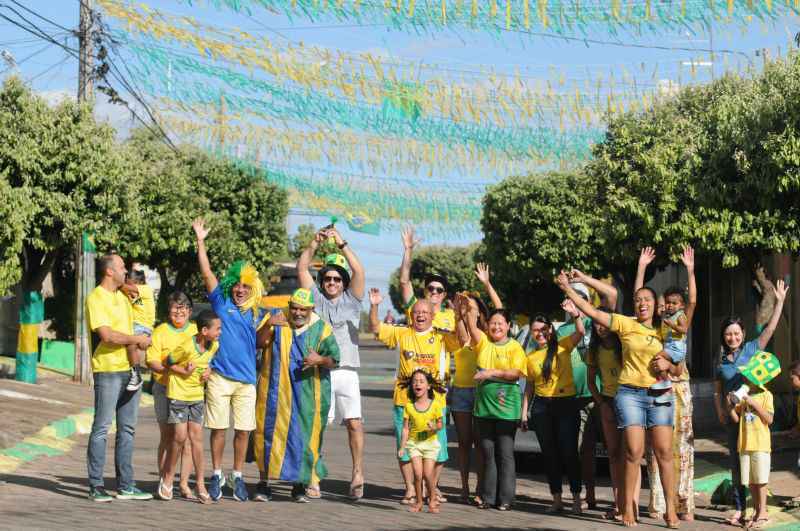 Vizinhos enfeitaram a rua de verde-amarelo no conjunto C da QNO 3, em Ceilândia, para assistir unidos às partidas da Seleção Brasileira