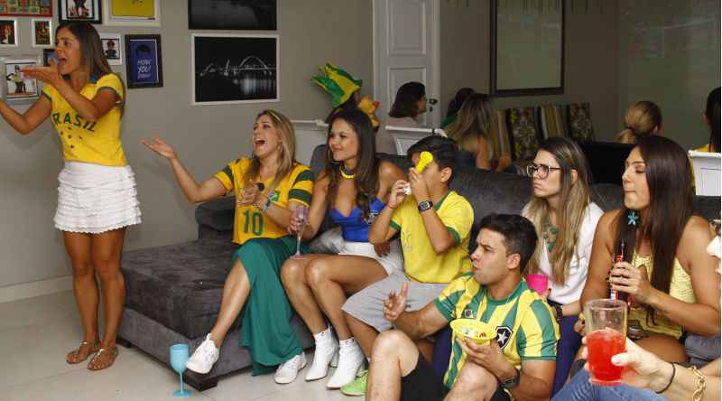 Amigos e familiares se reuniram na casa de um empresário, no Lago Sul, para assistir ao jogo e comemorar o aniversário dele