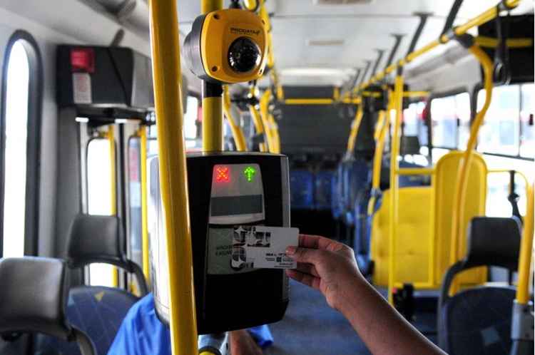 Passageiro passa o cartão de estudante do DFTrans, para poder passar a roleta do ônibus