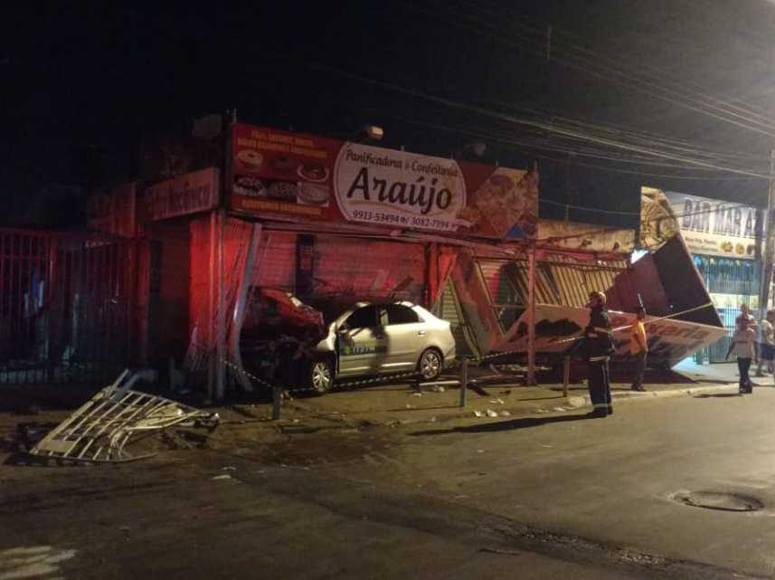 Taxista perde controle de carro e destrói fachada de lojas em Ceilândia